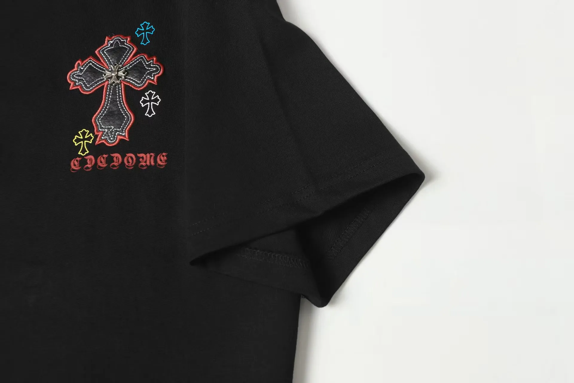 P180 Chrome Hearts* Chrome Hearts are made of 320g double yarn fabric, 1*1 Solona rib, imported digital front and rear white ink direct injection + laser embroidery, hand-nailed hardware accessories, loose version, same style for men and women. Color: Black White Size: XS S M L